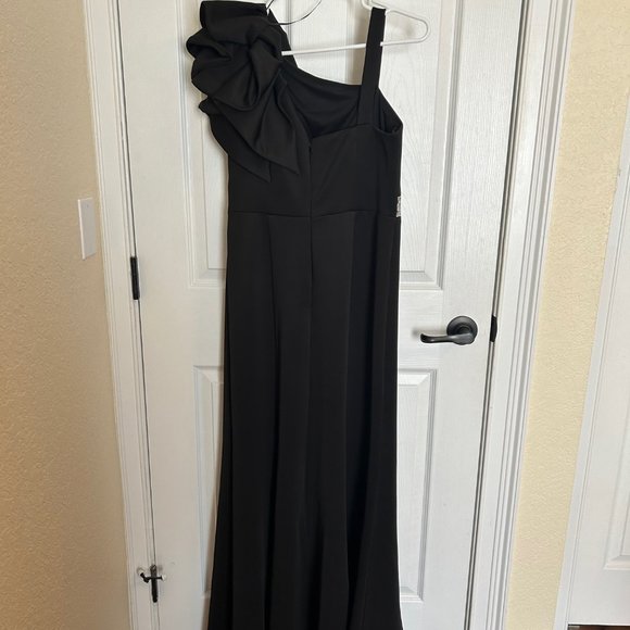 R&M Richards Black Evening Gown with Shoulder Bow, Macy's Size 6 - Picture 3 of 5